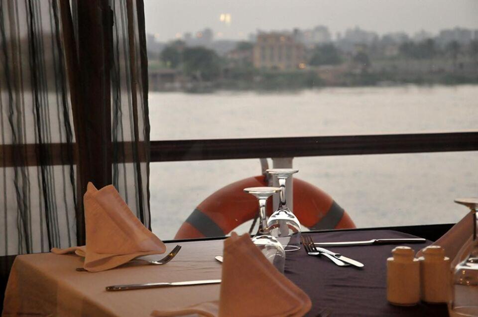 Riviera Nile Cruise ريفيرا نايل كروز Botel Kairo