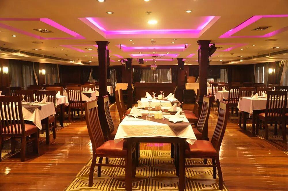 Botel Riviera Nile Cruise ريفيرا نايل كروز *
