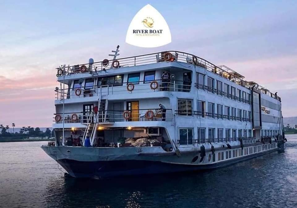 Riviera Nile Cruise ريفيرا نايل كروز Botel Kairo